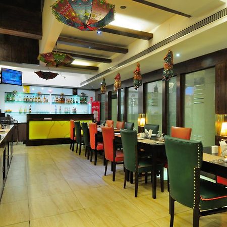 Crossroads Hotel Gurgaon Esterno foto
