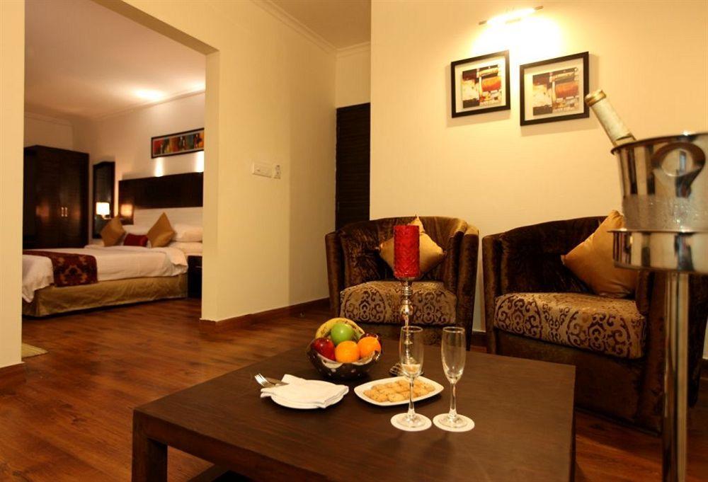 Crossroads Hotel Gurgaon Esterno foto