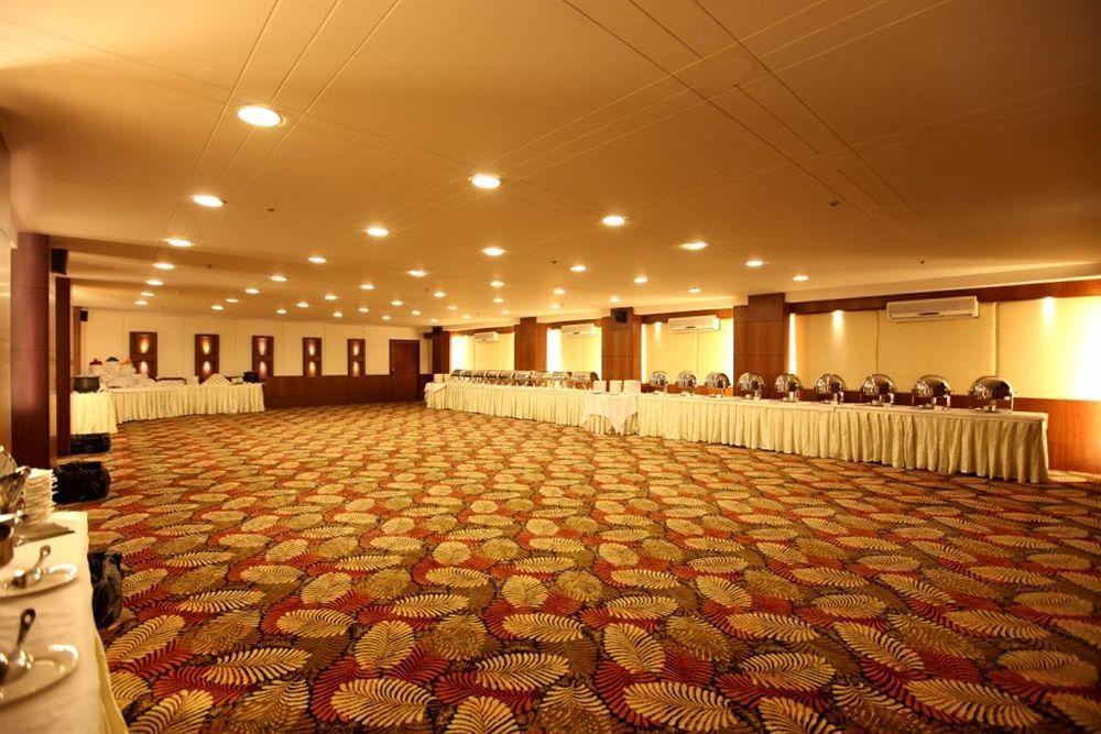 Crossroads Hotel Gurgaon Esterno foto