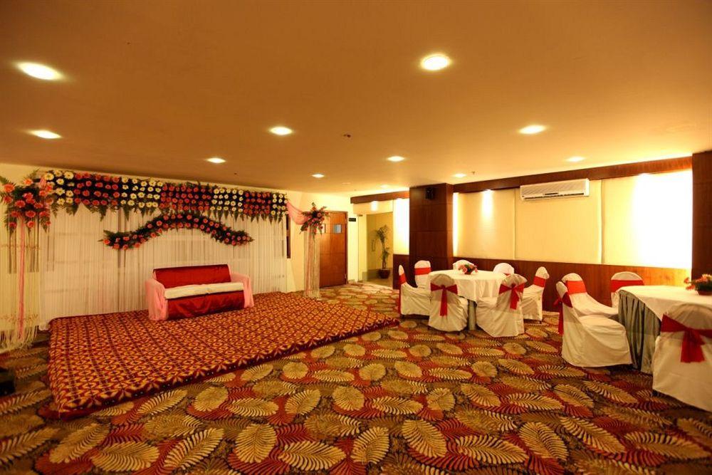 Crossroads Hotel Gurgaon Esterno foto