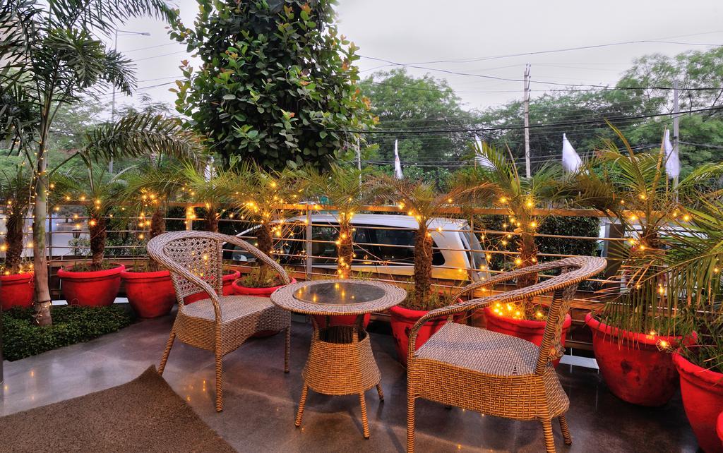 Crossroads Hotel Gurgaon Esterno foto
