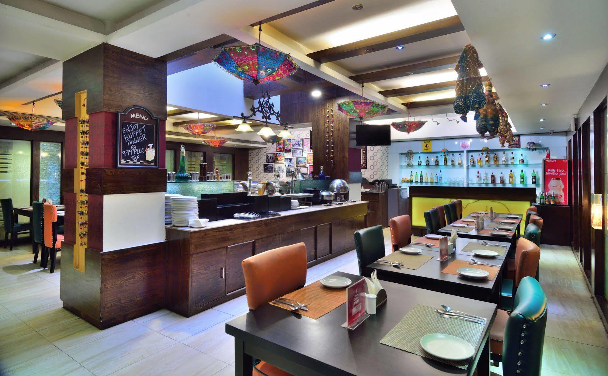 Crossroads Hotel Gurgaon Esterno foto