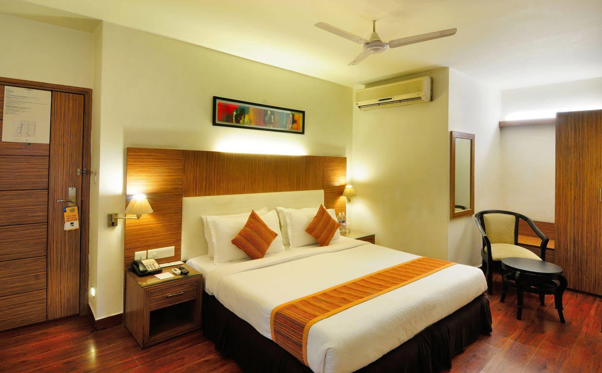 Crossroads Hotel Gurgaon Esterno foto