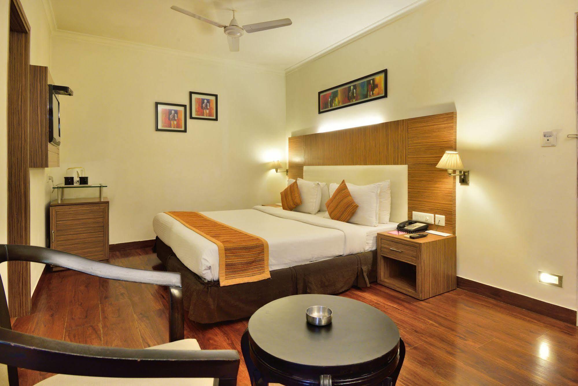 Crossroads Hotel Gurgaon Esterno foto