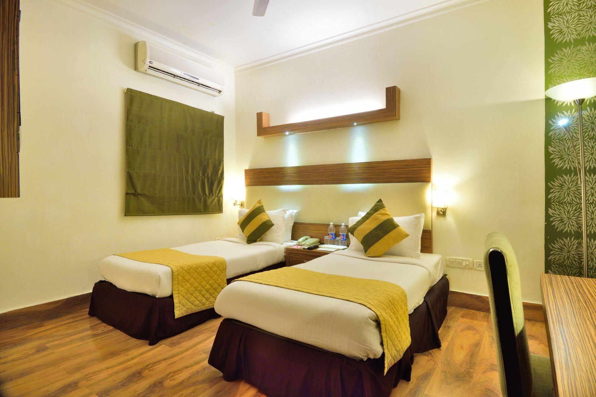 Crossroads Hotel Gurgaon Esterno foto