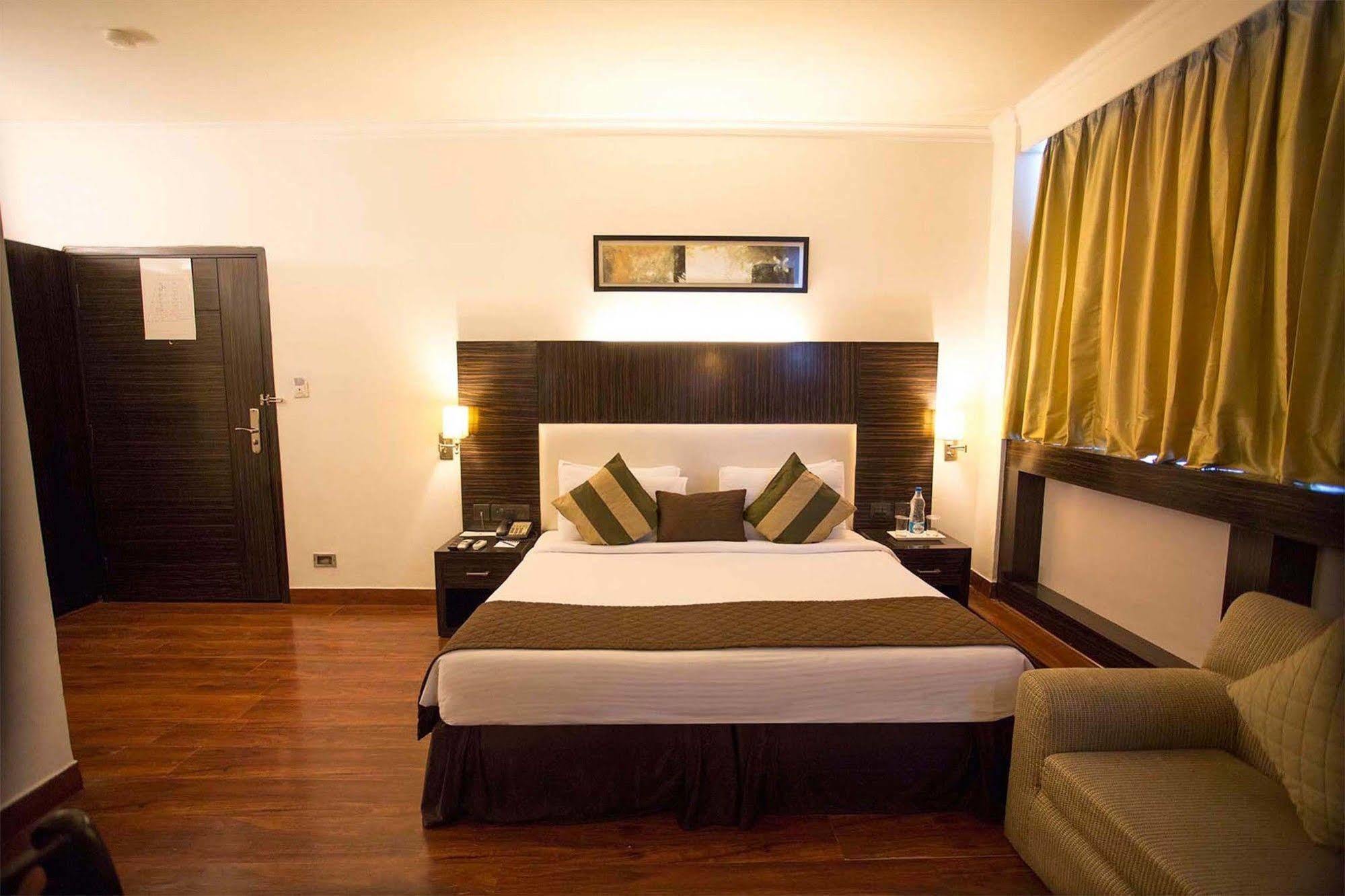Crossroads Hotel Gurgaon Esterno foto