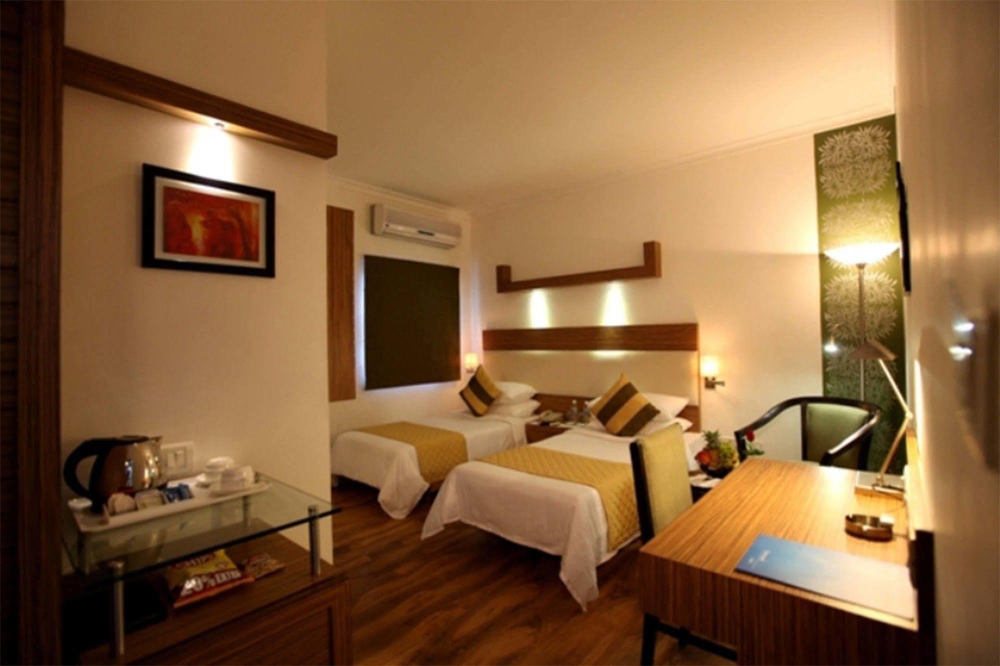 Crossroads Hotel Gurgaon Esterno foto