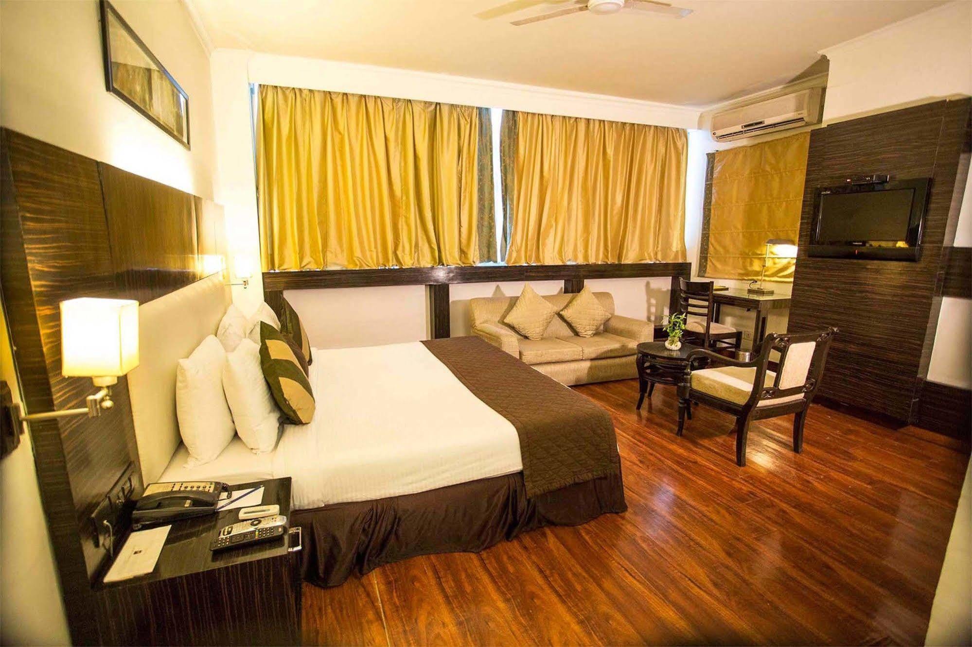 Crossroads Hotel Gurgaon Esterno foto