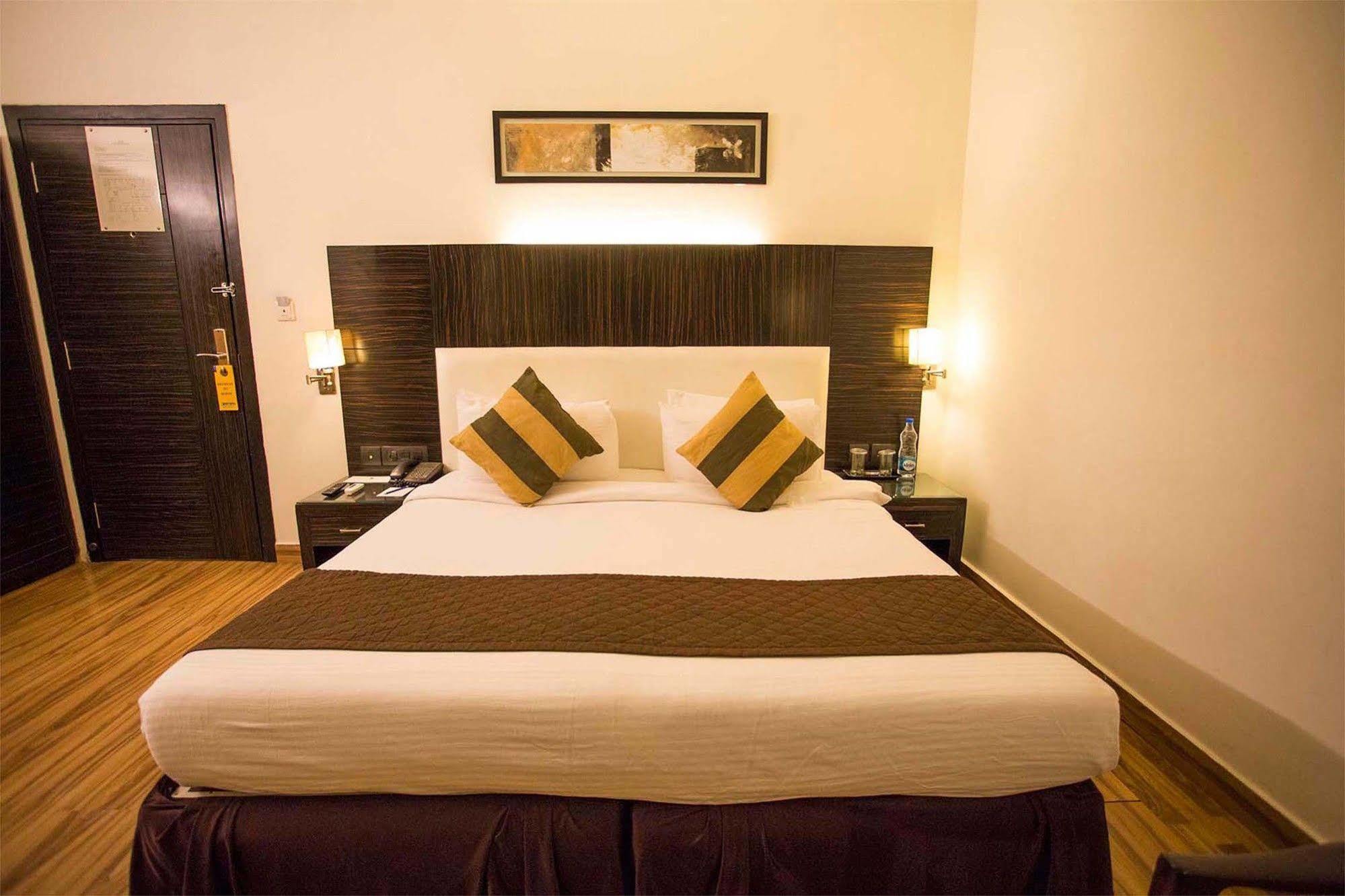 Crossroads Hotel Gurgaon Esterno foto
