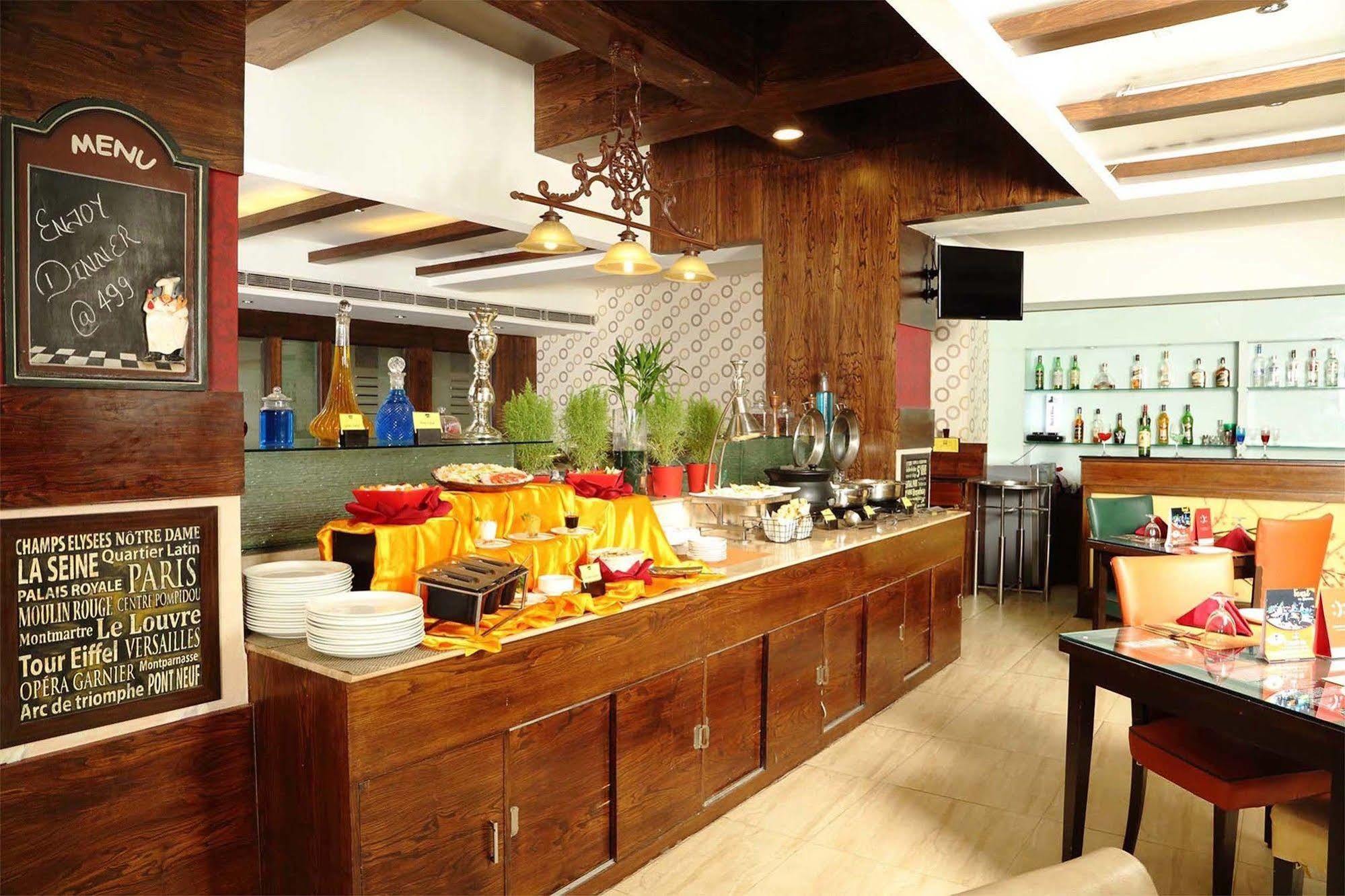 Crossroads Hotel Gurgaon Esterno foto