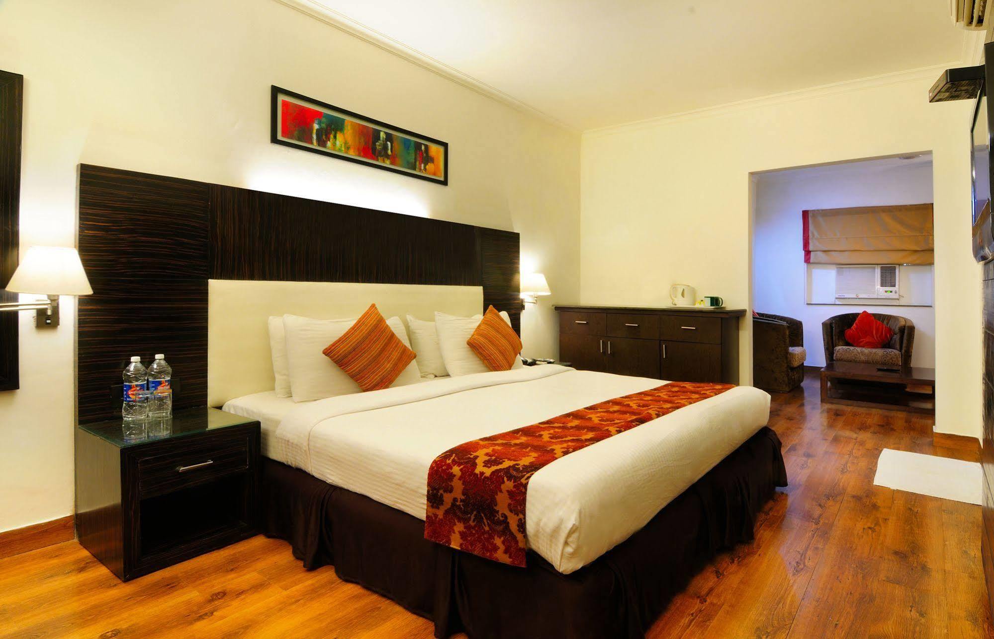 Crossroads Hotel Gurgaon Esterno foto