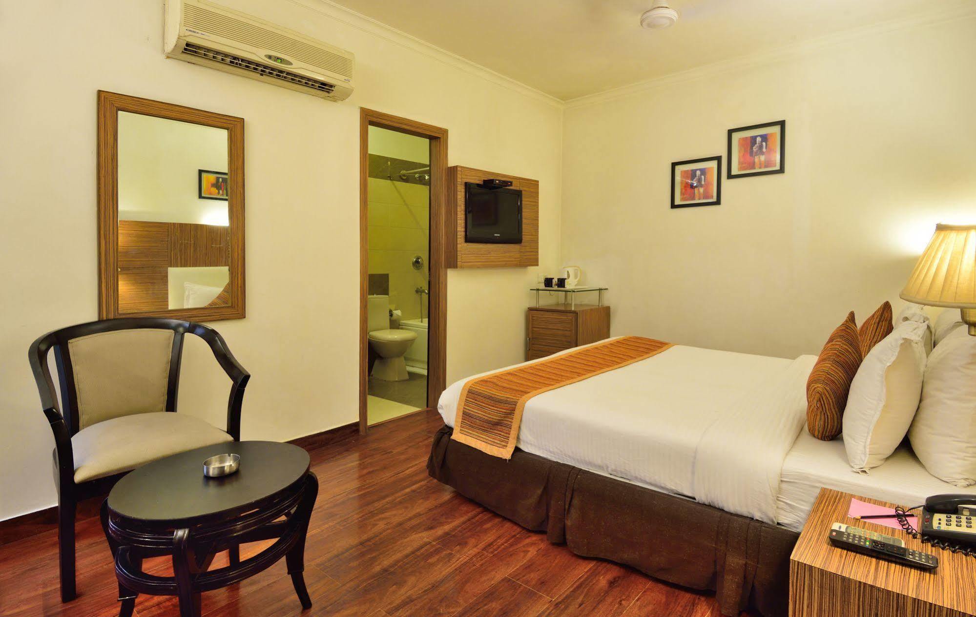 Crossroads Hotel Gurgaon Esterno foto