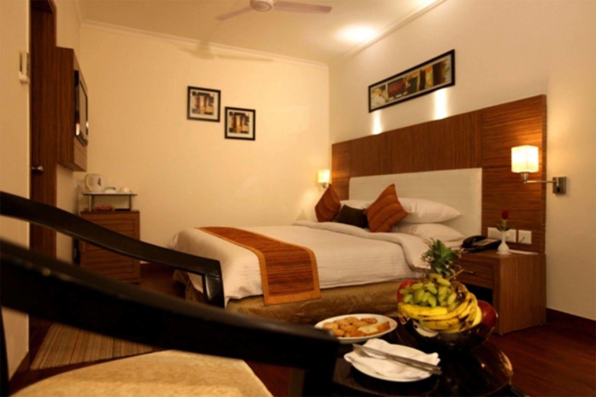 Crossroads Hotel Gurgaon Esterno foto